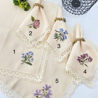 Çiçekli Dantel Detaylı İşleme Peçete